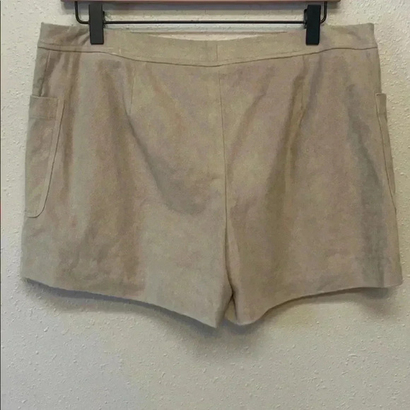 VINCE CAMUTO Women’s Shorts - Picture 4 of 5